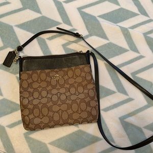 Discontinued coach cross body purse
